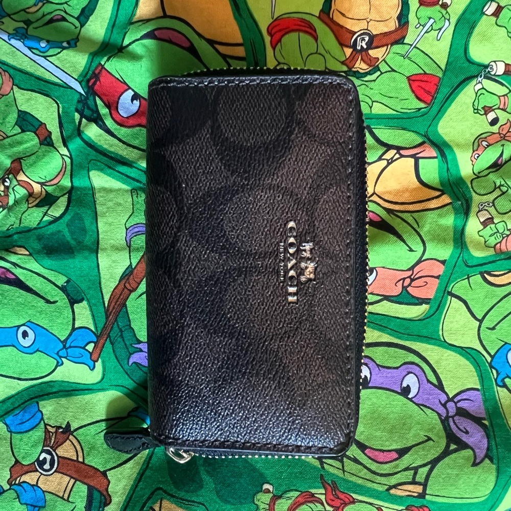 Coach wallet 2 zipper compartment